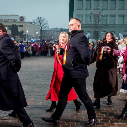 Inauguracja Bielska-Białej jako Polskiej Stolicy Kultury 2026. Marszałek Saługa, prezydent Klimaszewski i członkini Zarządu Bojczuk uczestniczą w ceremonii. (wygenerowano przez AI)