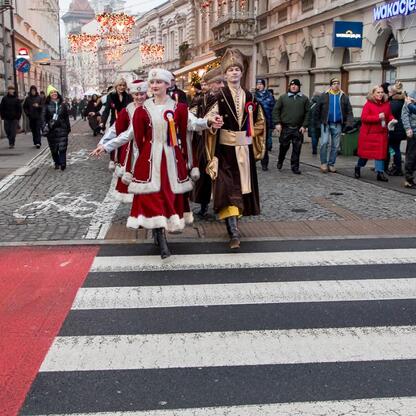 Festyn w Bielsku-Białej, Śląsk, z udziałem marszałka Saługi i przewodniczącego Jarco. (wygenerowano przez AI)