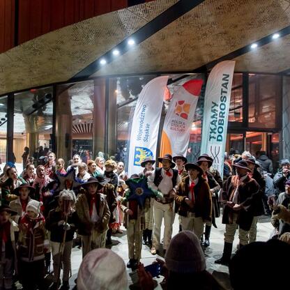 Inauguracja Bielska-Białej jako Polskiej Stolicy Kultury, tańczący tłum podczas polonaju. (wygenerowano przez AI)