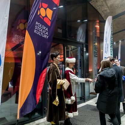 Wernisaż Bielska-Białej jako Polskiej Stolicy Kultury 2026. Uczestnicy w tradycyjnych strojach i festiwalowe dekoracje. (wygenerowano przez AI)