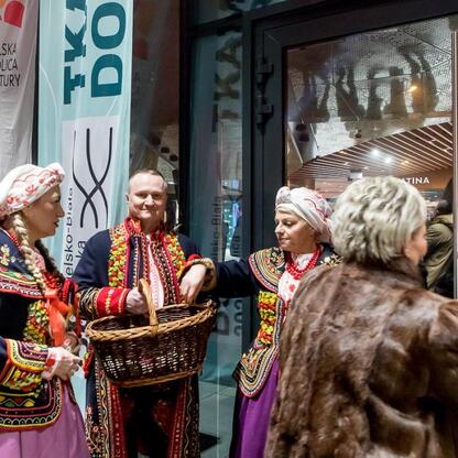 Inauguracja Bielska-Białej jako Polskiej Stolicy Kultury 2026. Uczestnicy w tradycyjnych strojach, festiwal kultury. (wygenerowano przez AI)
