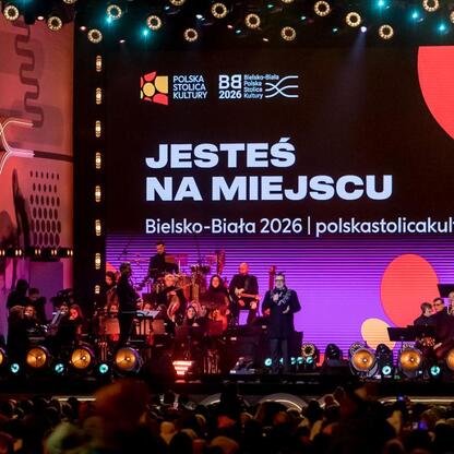 Inauguracja Bielska-Białej jako Polskiej Stolicy Kultury 2026. Koncert Evviva l’arte na Placu Ratuszowym. (wygenerowano przez AI)