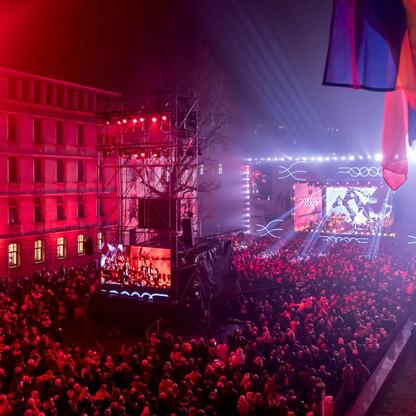 Inauguracja Bielska-Białej jako Polskiej Stolicy Kultury w 2026 roku. Zbliżenie na scenę z artystami i publicznością. (wygenerowano przez AI)