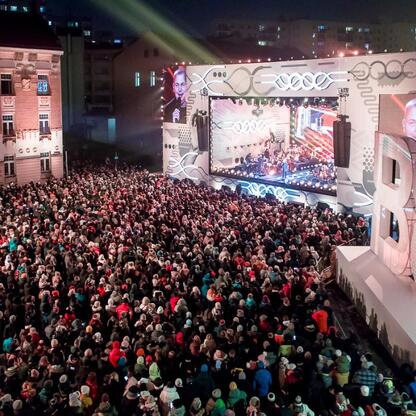 Inauguracja Bielska-Białej jako Polskiej Stolicy Kultury w 2026 roku. Koncert Evviva l’arte na Placu Ratuszowym. (wygenerowano przez AI)