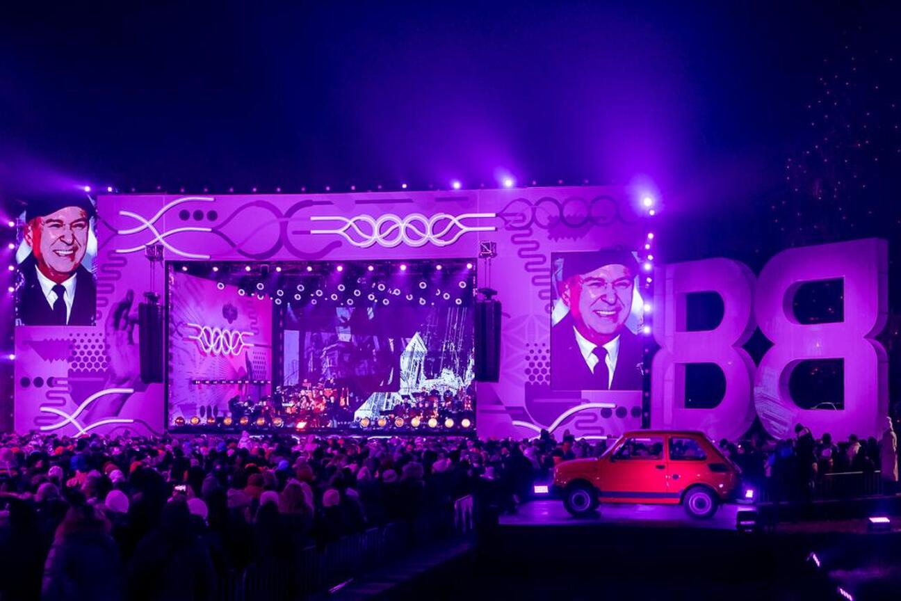 Koncert inaugurujący Polską Stolicę Kultury w Bielsku-Białej, z udziałem artystów i orkiestry. (wygenerowano przez AI)