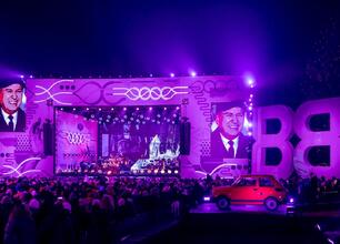 Koncert inaugurujący Polską Stolicę Kultury w Bielsku-Białej, z udziałem artystów i orkiestry. (wygenerowano przez AI)