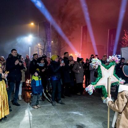 Inauguracja Bielska-Białej jako Polskiej Stolicy Kultury w 2026 roku. Festiwal muzyczny i taneczny na Placu Ratuszowym. (wygenerowano przez AI)