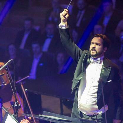Bielsko-Biała jako Polska Stolica Kultury 2026: Inauguracyjny koncert z udziałem Mateusza Walacha i orkiestry kameralnej. (wygenerowano przez AI)