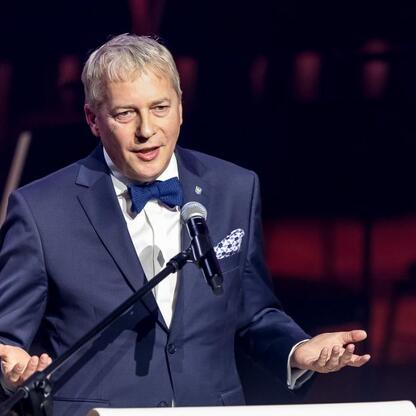 Marszałek Wojciech Saługa przemawia na inauguracji Polskiej Stolicy Kultury Bielsko-Biała 2026. (wygenerowano przez AI)