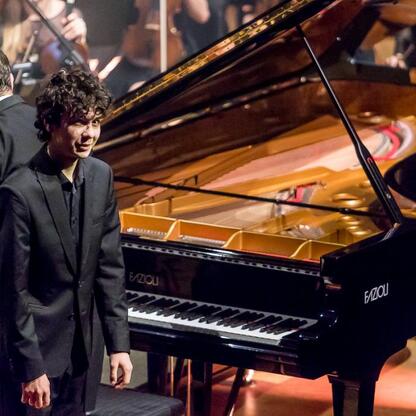 Moment inauguracji Bielska-Białej jako Polskiej Stolicy Kultury w 2026 roku. Pianista i konduktor w sali koncertowej. (wygenerowano przez AI)
