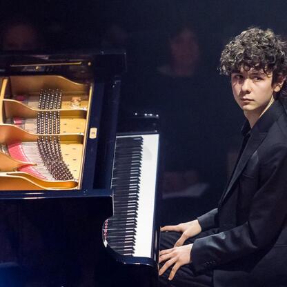 Moment inauguracji Bielska-Białej jako Polskiej Stolicy Kultury w 2026 roku. Pianista w czarnej这套西装准备在华丽的钢琴上演奏。 (wygenerowano przez AI)
