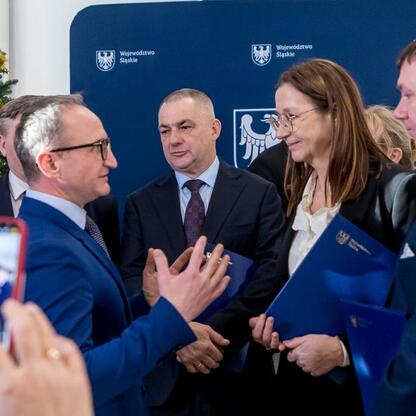 Grzegorz Boski, wicemarszałek Województwa Śląskiego, wręcza symboliczne listy gratulacyjne beneficjentom projektów wodno-ściekowych. (wygenerowano przez AI)