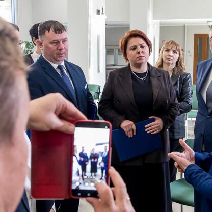 Grzegorz Boski, wicemarszałek Śląska, przekazuje listy gratulacyjne beneficjentom projektów wodno-ściekowych. (wygenerowano przez AI)