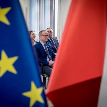 Grzegorz Boski, wicemarszałek Województwa Śląskiego, wręcza beneficjentom listy gratulacyjne w ramach Krajowego Planu Odbudowy. (wygenerowano przez AI)