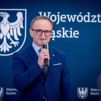 Grzegorz Boski, wicemarszałek Województwa Śląskiego, przekazuje gratulacje na symbolicznym uroczystości w Silesia. (wygenerowano przez AI)