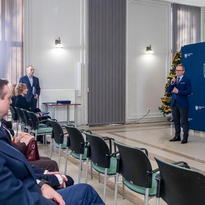 Grzegorz Boski, wicemarszałek Województwa Śląskiego, przemawia na konferencji o finansowaniu projektów wodno-ściekowych. (wygenerowano przez AI)