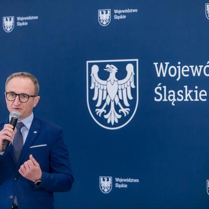 Grzegorz Boski, wicemarszałek Województwa Śląskiego, przemawia na imprezie wojewódzkiej. (wygenerowano przez AI)