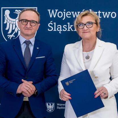 Grzegorz Boski, wicemarszałek Województwa Śląskiego, wręcza listy gratulacyjne beneficjentom projektów wodno-ściekowych. (wygenerowano przez AI)