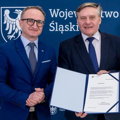 Grzegorz Boski, wicemarszałek Województwa Śląskiego, wręcza symboliczne listy gratulacyjne. (wygenerowano przez AI)