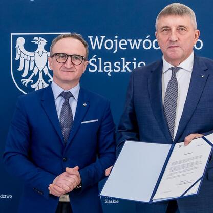 Grzegorz Boski, wicemarszałek Województwa Śląskiego, wręcza beneficjentom listy gratulacyjne. (wygenerowano przez AI)