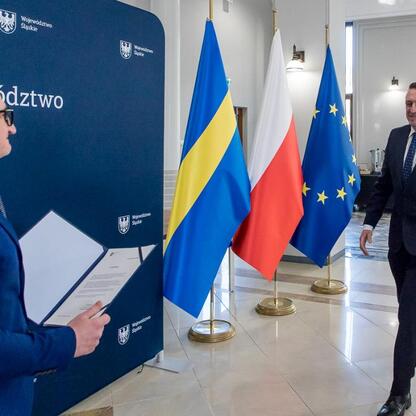 Grzegorz Boski, wicemarszałek Śląska, wręcza listy gratulacyjne beneficjentom programu Krajowego Planu Odbudowy. (wygenerowano przez AI)