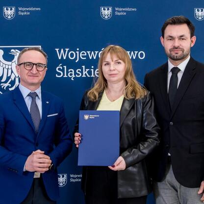 Grzegorz Boski, Wicemarszałek Województwa Śląskiego, wręcza symboliczne listy gratulacyjne. (wygenerowano przez AI)