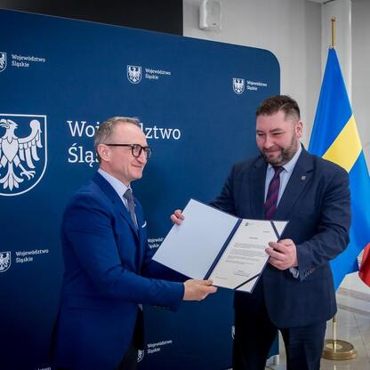 Grzegorz Boski, wicemarszałek Śląskiego, prezentuje certyfikaty funduszy na zarządzanie wodą i ścieków. (wygenerowano przez AI)