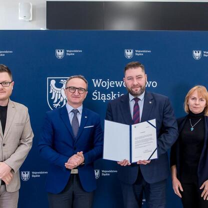 Grzegorz Boski, wicemarszałek Województwa Śląskiego, wręcza beneficjentom listy gratulacyjne. (wygenerowano przez AI)