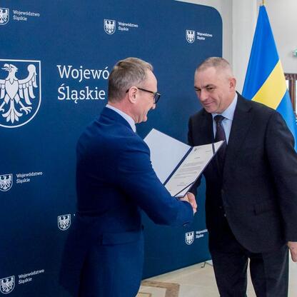 Grzegorz Boski, wicemarszałek Śląska, wręcza beneficjentom listy gratulacyjne za wsparcie w ramach Krajowego Planu Odbudowy. (wygenerowano przez AI)