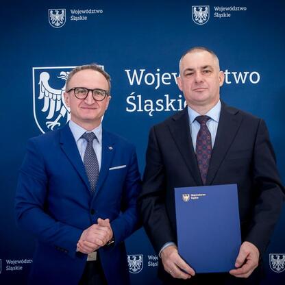 Grzegorz Boski, wicemarszałek Województwa Śląskiego, wręcza listy gratulacyjne. (wygenerowano przez AI)