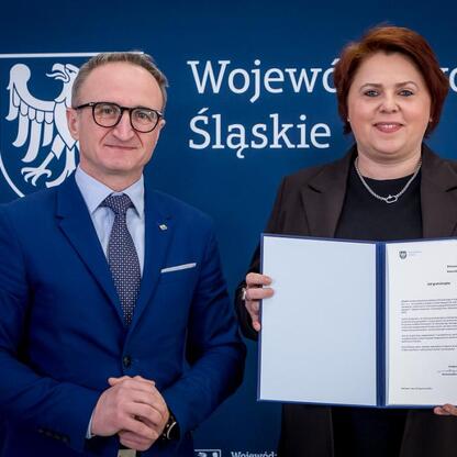 Grzegorz Boski, Wicemarszałek Województwa Śląskiego, wręcza listy gratulacyjne beneficjentom projektów wodno-ściekowych. (wygenerowano przez AI)