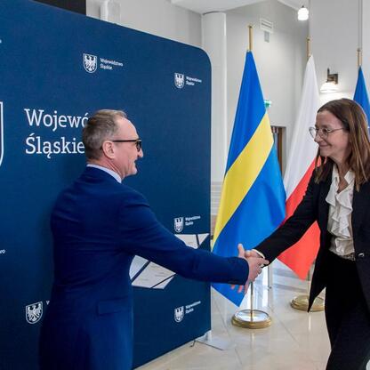 Grzegorz Boski, Wicemarszałek Województwa Śląskiego, wręcza beneficjentom listy gratulacyjne w ramach programu poprawy wodno-ściekowej infrastruktury w województwie śląskim. (wygenerowano przez AI)