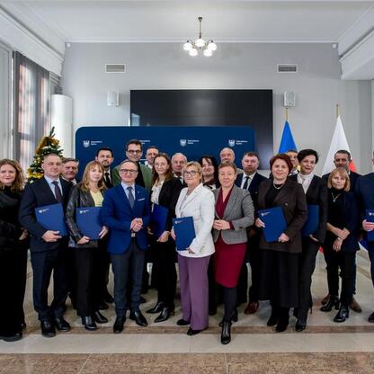 Grzegorz Boski, Wicemarszałek Województwa Śląskiego, wręcza listy gratulacyjne beneficjentom projektów wsparcia wodno-ściekowego. (wygenerowano przez AI)