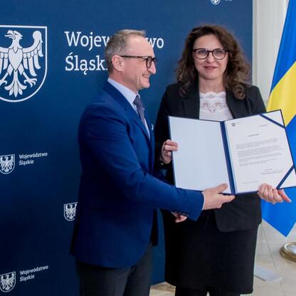 Grzegorz Boski, wicemarszałek Śląska, wręcza symboliczne listy gratulacyjne. (wygenerowano przez AI)