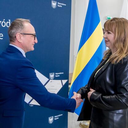 Grzegorz Boski, wicemarszałek Województwa Śląskiego, wręcza symboliczne listy gratulacyjne beneficjentom projektów wodno-ściekowych. (wygenerowano przez AI)
