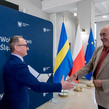 Grzegorz Boski, wicemarszałek Śląska, wręcza beneficjentom listy gratulacyjne w ramach Krajowego Planu Odbudowy. (wygenerowano przez AI)