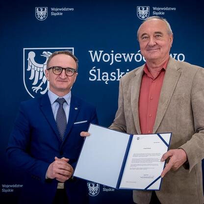 Grzegorz Boski, wicemarszałek Województwa Śląskiego, wręcza beneficjentom listy gratulacyjne w ramach wsparcia finansowego dla projektów wodno-ściekowych. (wygenerowano przez AI)