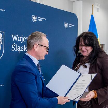 Grzegorz Boski, wicemarszałek Śląska, wręcza symboliczne listy gratulacyjne beneficjentom grantu na zrównoważoną gospodarkę wodno-ściekową. (wygenerowano przez AI)