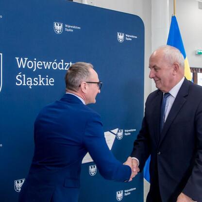 Grzegorz Boski, wicemarszałek Śląska, wręcza beneficjentom listy gratulacyjne w ramach projektu wsparcia gospodarki wodno-ściekowej. (wygenerowano przez AI)