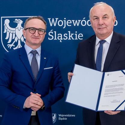 Grzegorz Boski, wicemarszałek Województwa Śląskiego, wręcza beneficjentom listy gratulacyjne w ramach grantu na rozwój wodno-ściekowej infrastruktury w regionie. (wygenerowano przez AI)