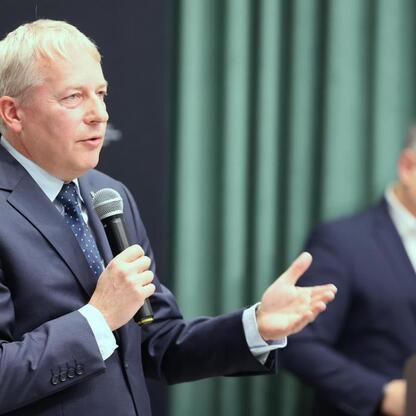 Marszałek Wojciech Saługa przemawia na konferencji o demografii i strategiach do walki z depopulacją. (wygenerowano przez AI)