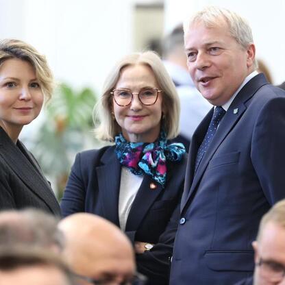 Marszałek Wojciech Saługa prowadzi dyskusję na konferencji 