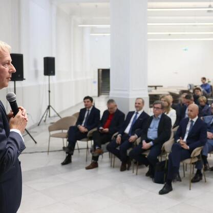 Marszałek Wojciech Saługa przemawia na konferencji w Uniwersytecie Śląskim w Katowicach, omawiając strategie do zatrzymania depopulacji i wyludniania miast. (wygenerowano przez AI)