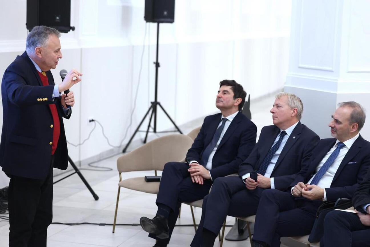 Panel dyskusyjny na konferencji "Suwerenność zaczyna się na Śląsku," skupiający się na demografii i strategiach walki z depopulacją i urbanizacją. (wygenerowano przez AI)