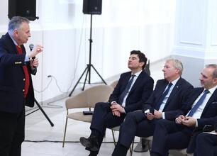 Panel dyskusyjny na konferencji "Suwerenność zaczyna się na Śląsku," skupiający się na demografii i strategiach walki z depopulacją i urbanizacją. (wygenerowano przez AI)