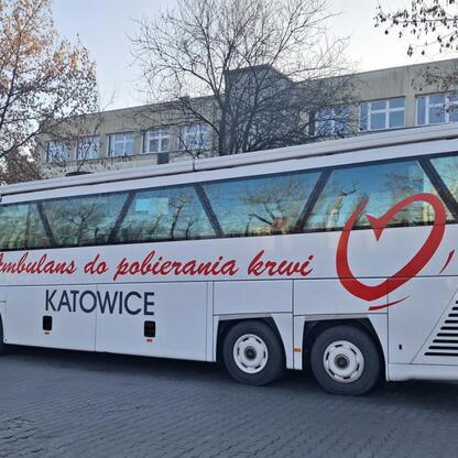 Biały autobus z logo 