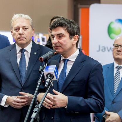 Wojciech Saługa, Marszałek Województwa Śląskiego, podczas konferencji prasowej w Jaworznie, omawia sukcesy w ochronie zdrowia i bezpieczeństwa publicznego. (wygenerowano przez AI)