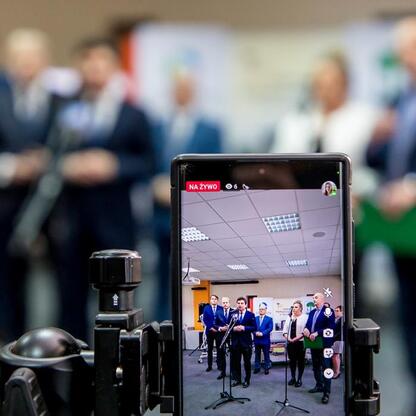 Jaworzno, konferencja prasowa, rozmowy o zdrowiu i bezpieczeństwie publicznym, dotacje z Województwa Śląskiego. (wygenerowano przez AI)