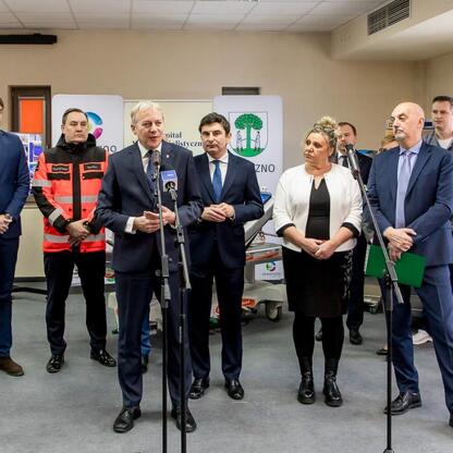 Wojciech Saługa, Marszałek Województwa Śląskiego, prowadzi konferencję prasową w Szpitalu Wielospecjalistycznym w Jaworznie. (wygenerowano przez AI)