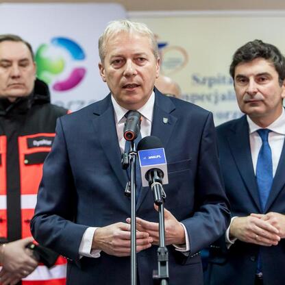 Marszałek Wojciech Saługa przemawia na konferencji prasowej w Szpitalu Wielospecjalistycznym w Jaworznie, omawiając inwestycje w ochronę ludności i bezpieczeństwo publiczne. (wygenerowano przez AI)